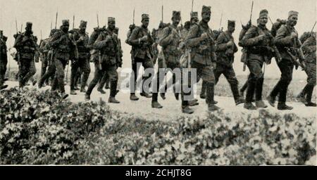 . Salonica und danach: Die Nebenschauplatz, die den Krieg beendete / mit einem Vorwort von Sir George Milne. Unsere Balkanalliierten: Serben in Mikra, nach der Landung von Korfu, 1916. Stockfoto