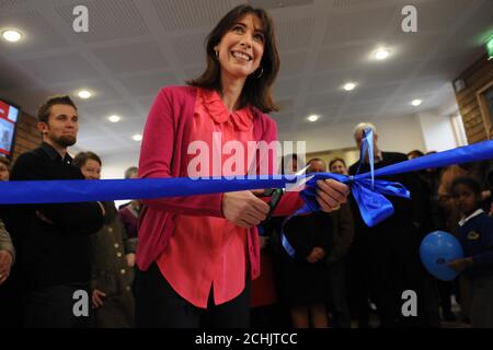 BITTE BEACHTEN SIE DIE KORREKTUR DER BILDUNTERSCHRIFT, DIE DEN NAMEN DES ZENTRUMS VON ST QUENTIN IN ST QUENTIN ÄNDERT. SAMANTHA Cameron, Ehefrau des konservativen Führers David Cameron, eröffnet heute offiziell das St. Quintin Centre, ein Tageszentrum für behinderte Kinder in West-London. Stockfoto