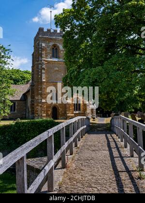 Eine mittelalterliche Papppferdbrücke mit fünf Bögen, die zur Kirche St. Giles aus dem späten 13. Jahrhundert in Medbourne, Leicestershire, England, Großbritannien führt Stockfoto