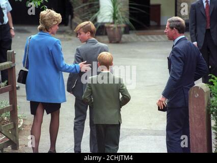 Der Prinz und die Prinzessin von Wales und ihre Söhne Prinz William (l.) und sein jüngerer Bruder Prinz Harry kommen am Manor House für William's ersten Tag in Eton an. Stockfoto