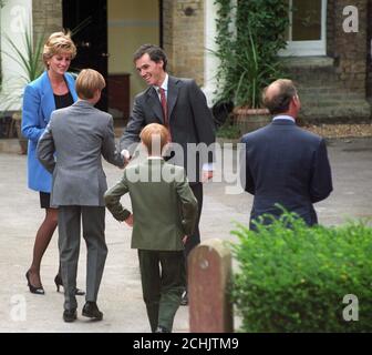 Der Prinz und die Prinzessin von Wales und ihre Söhne Prinz William (l.) und sein jüngerer Bruder Prinz Harry werden vom Hausmeister Dr. Andrew Gailey begrüßt, als sie am Manor House für Wilhelms ersten Tag in Eton ankommen. Stockfoto