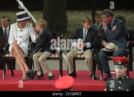 Der Prinz und die Prinzessin von Wales, mit Prinzen William (Zentrum, R) und Harry in der VJ-Gedenkfeiern am Buckingham Palace. Stockfoto