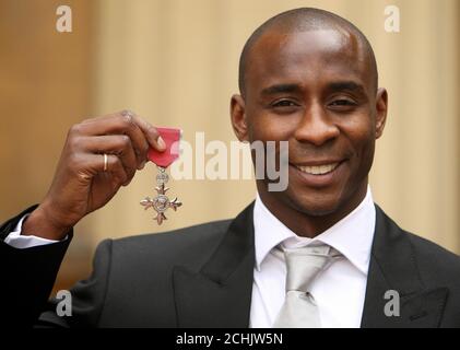 EDITOREN BEACHTEN SIE BITTE DIE KORREKTUR DER BILDUNTERSCHRIFTEN, DIE DIE AUSZEICHNUNG VON OBE ZU MBE ÄNDERT. SIEHE KORREKTURUNTERSCHRIFT UNTEN: Blackburn Rovers Fußballer Jason Roberts hält seine MBE, die ihm von Queen Elizabeth II. Im Buckingham Palace, London verliehen wurde. Stockfoto