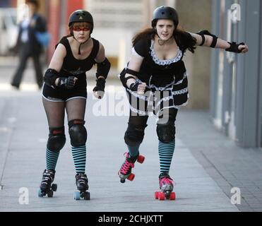 EDITOREN BITTE KORREKTUR DER BESCHRIFTUNG ÄNDERN DES VORNAMENS VON VIVIA ZU VIVIAN COYLE SIEHE KORREKTE BESCHRIFTUNG UNTEN (von links nach rechts) Eillise O'Sullivan (aka Alice Enrage) und Vivian Coyle (aka Belladonna Blitzin) vom Dublin Roller Girls Roller Derby Team bei ihrem Start in Dublin an diesem Wochenende. Stockfoto