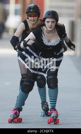 EDITORS PLEASE CAPTION CORRECTION ÄNDERUNG DES VORNAMENS VON VIVIA ZU VIVIAN COYLE SIEHE KORREKTE BESCHRIFTUNG UNTEN Eillise O'Sullivan (aka Alice Enrage) Left und Vivian Coyle (aka Belladonna Blitzin) vor dem Dublin Roller Girls Roller Derby Team bei ihrem Start in Dublin an diesem Wochenende. Stockfoto