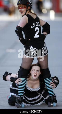 EDITORS PLEASE CAPTION CORRECTION ÄNDERUNG DES VORNAMENS VON VIVIA ZU VIVIAN COYLE SIEHE KORREKTE BESCHRIFTUNG UNTEN Eillise O'Sullivan (aka Alice Enrage) oben und Vivian Coyle (aka Belladonna Blitzin) vom Dublin Roller Girls Roller Derby Team bei ihrem Start in Dublin an diesem Wochenende. Stockfoto