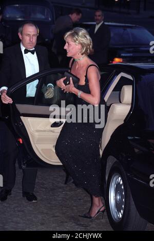 Diana, Prinzessin von Wales, kommt in der Tate Gallery zum hundertjährigen Galadinner an. Stockfoto