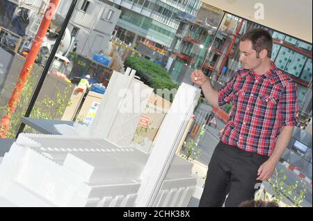 Der Belfaster Bildhauer Brendan Jamison setzt im NEO Bankside Pavilion, London, den letzten Schliff an seinem 1:100 Modell der Tate Modern und DER NEO Bankside Gebäude aus Zuckerwürfeln. Stockfoto