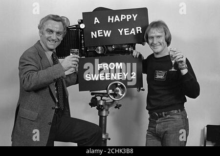 Ein fesselender Toast von Fernsehern populären Bullen, Detective Inspector Jack Regan und sein treuer Sergeant Carter, aus dem Set ihres neuen Films, 'Sweeney 2', die sie gerade in den letzten Tagen des Jahres 1977 abgeschlossen haben. Für die Schauspieler John Thaw (links) und Dennis Waterman ist es also ein doppelter Grund zum Feiern und ein glückliches 1978. Stockfoto