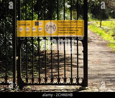 Coronavirus oder Covid-19 Social Distancing information sign in Ireland Stockfoto