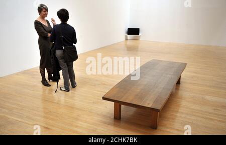 Zwei Frauen stehen und sprechen unter dem Susan Philipsz Kunstwerk Lowlands, einer dreikanaligen Klanginstallation, die für den Turner Prize 2010 in der Londoner Tate Britain nominiert wurde. Stockfoto