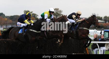 Drei in einer Linie als Läufer springen die Wetherby Zäune während der bet365 Handicap Steeplechase während des ersten Tages des bet365 Charlie Hall Meeting auf Wetherby Racecourse, Wetherby. Stockfoto