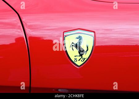 Nahaufnahme des „tanzenden Pferdes“-Logos auf einem roten Bild Ferrari Sportwagen Stockfoto