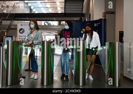 Studenten der Birmingham City University kommen für den Beginn des Semesters, während Tausende sich darauf vorbereiten, in sozial distanzierter Umgebung zu studieren. Stockfoto