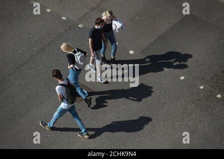 Studenten der Birmingham City University kommen für den Beginn des Semesters, während Tausende sich darauf vorbereiten, in sozial distanzierter Umgebung zu studieren. Stockfoto