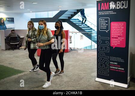 Studenten der Birmingham City University kommen für den Beginn des Semesters, während Tausende sich darauf vorbereiten, in sozial distanzierter Umgebung zu studieren. Stockfoto