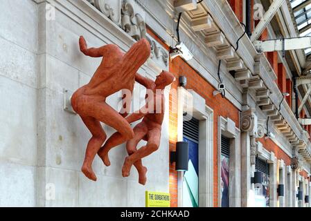 Die Sonnenanbeter Skulptur von Peter Laszlo Peri, die vor kurzem Been restored ist jetzt auf dem Display in Waterloo Station London England GB Stockfoto