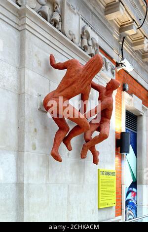 Die Sonnenanbeter Skulptur von Peter Laszlo Peri, die vor kurzem Been restored ist jetzt auf dem Display in Waterloo Station London England GB Stockfoto