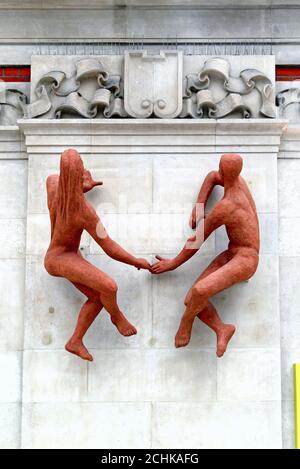 Die Sonnenanbeter Skulptur von Peter Laszlo Peri, die vor kurzem Been restored ist jetzt auf dem Display in Waterloo Station London England GB Stockfoto