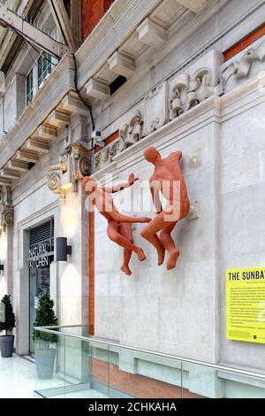 Die Sonnenanbeter Skulptur von Peter Laszlo Peri, die vor kurzem Been restored ist jetzt auf dem Display in Waterloo Station London England GB Stockfoto