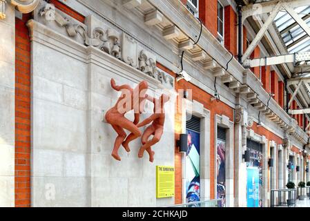 Die Sonnenanbeter Skulptur von Peter Laszlo Peri, die vor kurzem Been restored ist jetzt auf dem Display in Waterloo Station London England GB Stockfoto