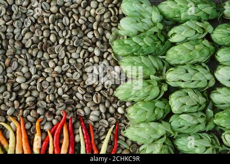 Hopfenzweige, grüne Kaffeebohnen, rote Chili über Holz geknackt Tisch Hintergrund. Vintage-Ton. Bierzutaten. Stockfoto