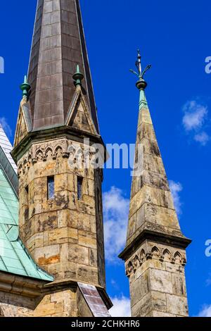 Kirchturm auf einer Kathedrale gegen einen blauen Himmel Stockfoto