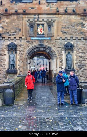 Eintritt zum Edinburgh Castle mit Besuchern Stockfoto