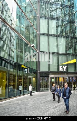 London. April 2017. Ein Blick auf das Büro von EY bei der London Bridge in London Stockfoto