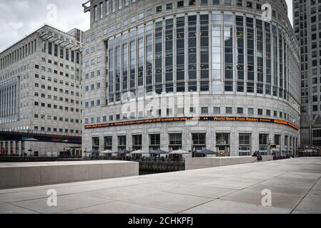 „Brexit beenden“ auf dem rollenden Nachrichtenbildschirm von Thomson Reuters bei Canary Wharf. London, Vereinigtes Königreich - 06. April 2017 Stockfoto