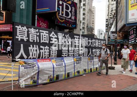 Hongkong, China: 11. September 2020. Käufer kommen an einem Anti Falun Gong Stand Causeway Bay vorbei. Praktizierende des Glaubens haben in China gelitten, wo es wirksam ist Stockfoto