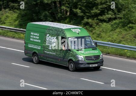 Ein Mercedes Benz Sprinter van Grass Direct Kunstrasen auf der Autobahn M6 in der Nähe von Preston in Lancashire, Großbritannien. Stockfoto