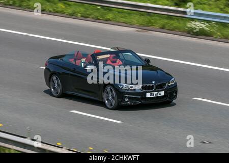 B9AEA EIN BMW 420I M Sport Auto Black Car Cabrio Benzin auf der Autobahn M6 in der Nähe von Preston in Lancashire, Großbritannien. Stockfoto