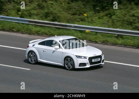 D1SOF A 2015 Audi TT S Line TFSI White Car Coupé Benzin Fahren auf der M6 bei Preston in Lancashire, Großbritannien. Stockfoto