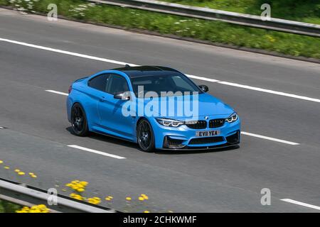 .A 2017 BMW M4 Competition Package Blue Car Coupe Benzin Fahren auf der Autobahn M6 in der Nähe von Preston in Lancashire, Großbritannien. Stockfoto