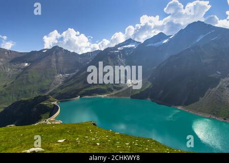 Schöne Aussicht auf den Hochgebirgssee bei Kaprun.Wanderung zum Mooserboden Damm in österreichischen Alpen.ruhige Entspannung in der Natur.wunderbare Naturlandschaft,tu Stockfoto