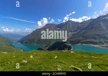 Schöne Aussicht auf den Hochgebirgssee bei Kaprun.Wanderung zum Mooserboden Damm in österreichischen Alpen.ruhige Entspannung in der Natur.wunderbare Naturlandschaft,tu Stockfoto