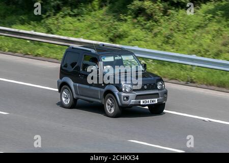 2014 schwarze Suzuki Jimny SZ4 Fahren auf der Autobahn M6 bei Preston in Lancashire, Großbritannien. Stockfoto