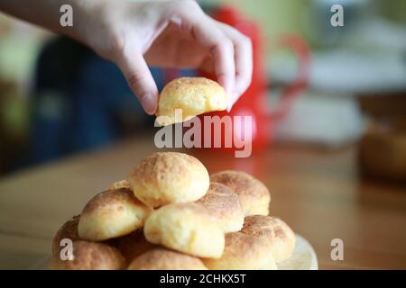 Gebackenes kleines Brot auf dem Tisch Stockfoto