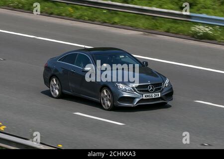 2016 Mercedes-Benz E 220 AMG Line Edition Grey Car Coupé Diesel Fahren auf der Autobahn M6 bei Preston in Lancashire, UK. Stockfoto