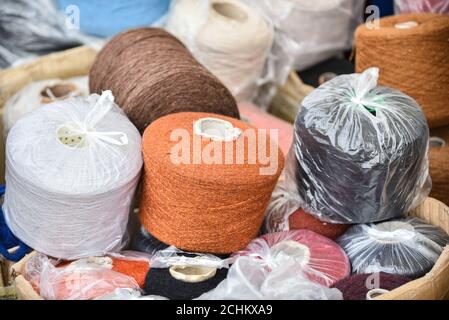 Rollgewinde mit Naturfaser-Gewinde Multi color Stockfoto