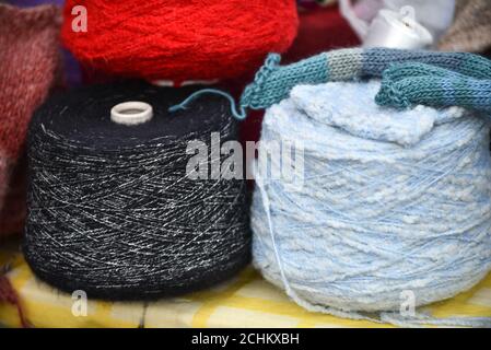 Rollgewinde mit Naturfaser-Gewinde Multi color Stockfoto