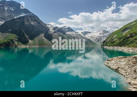 Schöne Aussicht auf den Hochgebirgssee bei Kaprun.Wanderung zum Mooserboden Damm in österreichischen Alpen.ruhige Entspannung in der Natur.wunderbare Naturlandschaft,tu Stockfoto