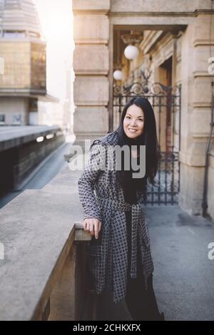 Mittlere Alter japanische Frau im Freien Stadtportrait Stockfoto