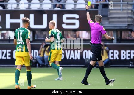 ALMELO, NIEDERLANDE - 13. SEPTEMBER: L-R: Sammy Bourard von ADO Den Haag, Boy Kemper 0f ADO Den Haag, Referee Sander van der Eijk während des eredivisie-Spiels zwischen Heracles Almelo und ADO Den Haag am 13. September 2020 in Almelo, Niederlande. *** Ortsüberschrift *** Sammy Bourard, Boy Kemper, Sander van der Eijk Stockfoto