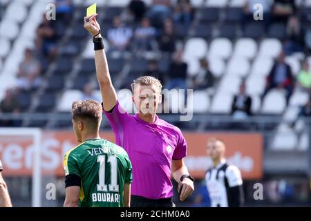 ALMELO, NIEDERLANDE - 13. SEPTEMBER: L-R: Sammy Bourard von ADO Den Haag, Schiedsrichter Sander van der Eijk während des eredivisie-Spiels zwischen Heracles Almelo und ADO Den Haag am 13. September 2020 in Almelo, Niederlande. *** Ortsüberschrift *** Sammy Bourard, Sander van der Eijk Stockfoto