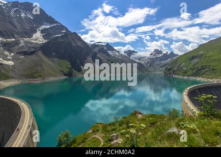 Schöne Aussicht auf den Hochgebirgssee bei Kaprun.Wanderung zum Mooserboden Damm in österreichischen Alpen.ruhige Entspannung in der Natur.wunderbare Naturlandschaft,tu Stockfoto