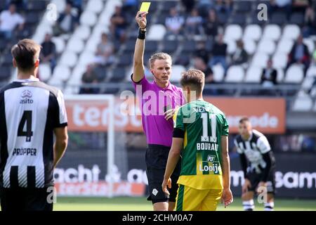 ALMELO, NIEDERLANDE - 13. SEPTEMBER: L-R: Schiedsrichter Sander van der Eijk, Sammy Bourard von ADO Den Haag während des eredivisie-Spiels zwischen Heracles Almelo und ADO Den Haag am 13. September 2020 in Almelo, Niederlande. *** Ortsüberschrift *** Sander van der Eijk, Sammy Bourard Stockfoto