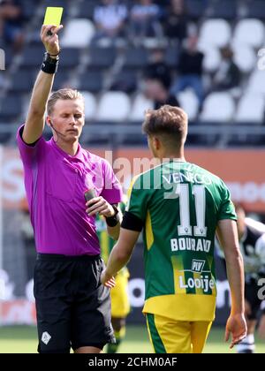 ALMELO, NIEDERLANDE - 13. SEPTEMBER: L-R: Schiedsrichter Sander van der Eijk, Sammy Bourard von ADO Den Haag während des eredivisie-Spiels zwischen Heracles Almelo und ADO Den Haag am 13. September 2020 in Almelo, Niederlande. *** Ortsüberschrift *** Sander van der Eijk, Sammy Bourard Stockfoto