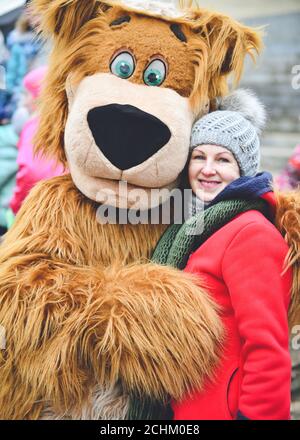 Russische ethnische Karneval Maslenitsa - Pfannkuchen Woche. Bär wachte nach einem Winterschlaf auf. Die Menschen treffen den Frühling. Rezekne - Lettland, März 2019 Stockfoto